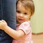 Почему малыш стесняется?
